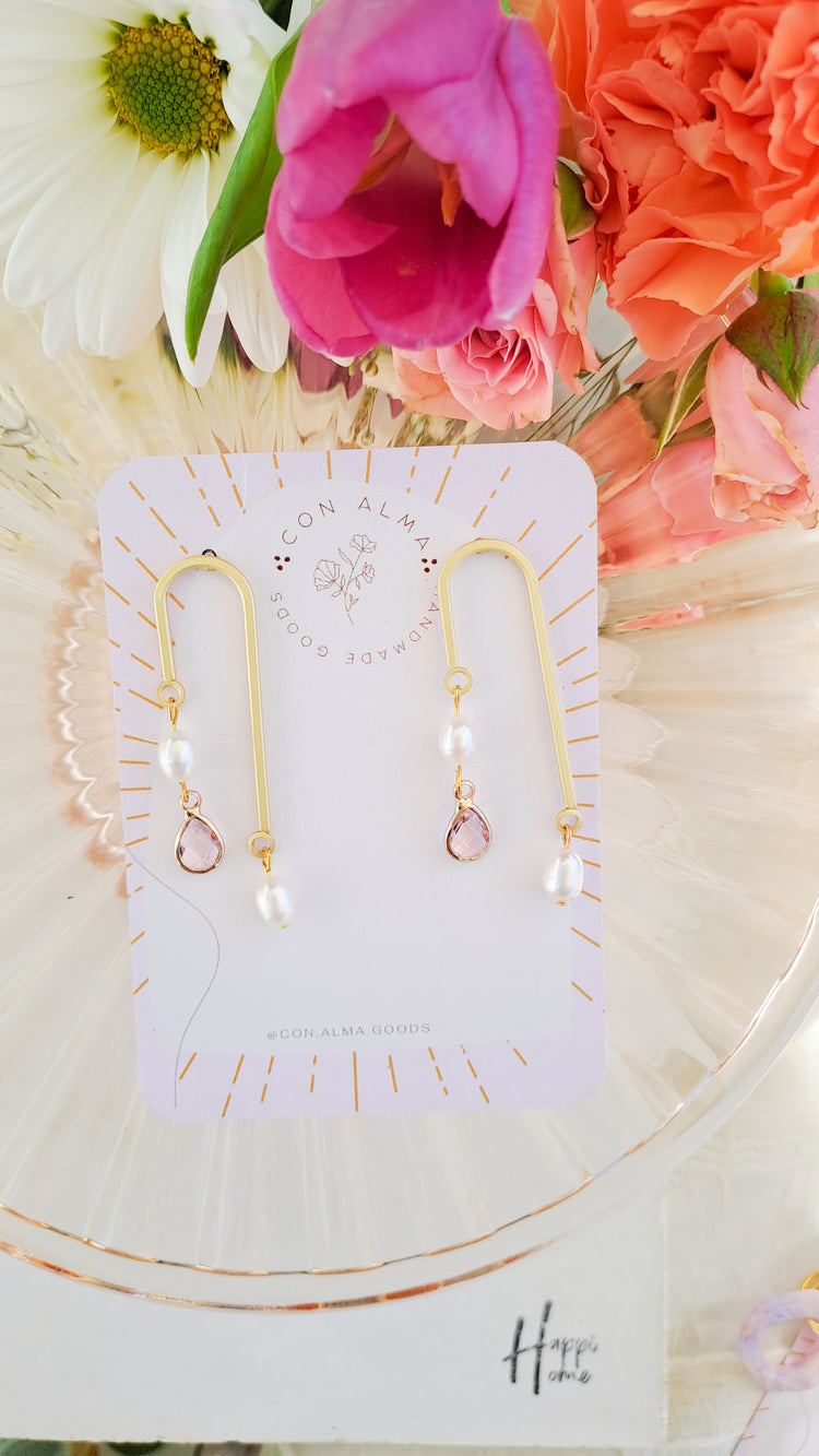 Asymmetrical pearl drop dangles